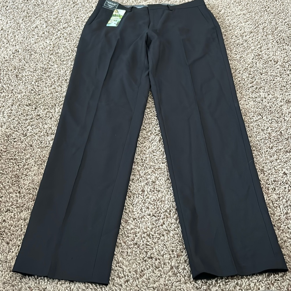 Black men’s Haggar slacks with tags.